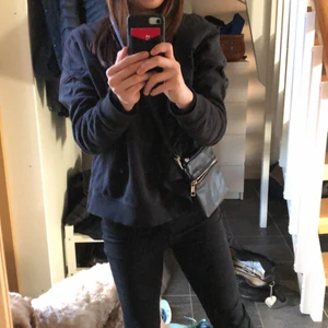 H&M axelremsväska OBS! EJ ÄKTA - Skick begagnad andvänds va 10 ggr sen har den bara legat i flera år