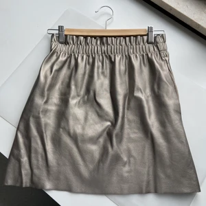 Guldig kjol - Guldig kjol från zara i strl S. Budgivning om fler intresserade. Fraktkostnad tillkommer.