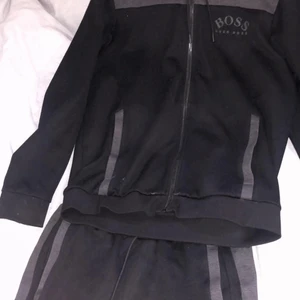 Boss dress st M - Boss dress st M bästa skick, går ej att få tag på idag, säljer för 1700, ordinarie pris 3100kr