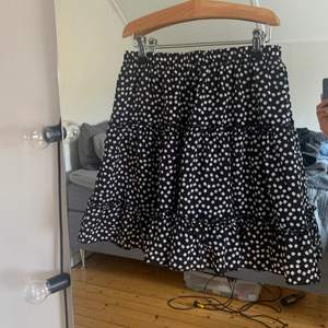 Säljer denna snygga helt oanvända kjol från shein i st S. Säljer för 100kr + frakt 🥰 om det är fler intresserade buda i kommentera!