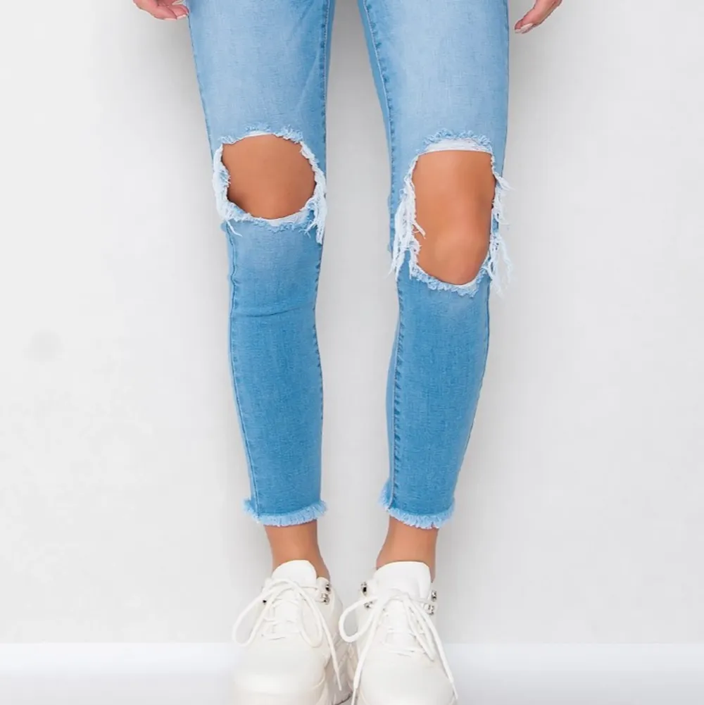 Säljer dessa jeans med hål på knäna och slitningar ifrån Gina. Säljer för jag fick dem i julklapp men inte använt dem för att de är alldeles för långa för mig som är 160. Säljer för 100+frakt eller budgivning. Storlek 38 men mer som en 36. Jeans & Byxor.
