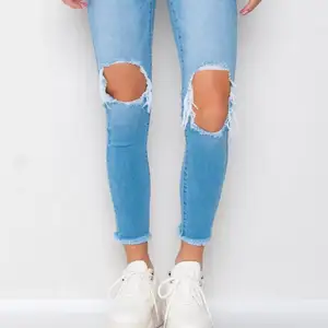 Säljer dessa jeans med hål på knäna och slitningar ifrån Gina. Säljer för jag fick dem i julklapp men inte använt dem för att de är alldeles för långa för mig som är 160. Säljer för 100+frakt eller budgivning. Storlek 38 men mer som en 36