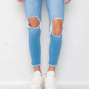 Jeans med hål i knäna - Säljer dessa jeans med hål på knäna och slitningar ifrån Gina. Säljer för jag fick dem i julklapp men inte använt dem för att de är alldeles för långa för mig som är 160. Säljer för 100+frakt eller budgivning. Storlek 38 men mer som en 36