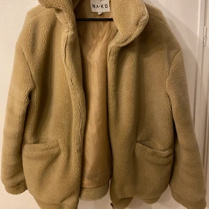 Teddy Zepper jacket  - Säljer denna teddy zipper jacket från NAKD. Använd fåtal gånger 4 ca. Strl 38 passar perfekt lite oversized på mig som brukar ha 36 i vanliga fall och strl S i mina kläder. Nypris 799 den är även slutsåld på hemsidan💜
