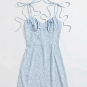 Klänning - En jätte söt klänning från shein. Köpt här på plick men var tyvärr för liten för mig. Jätte bra skick och bra kvalitet. Hör av er vid frågor💓