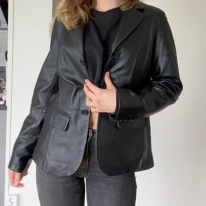 Skinnkavaj  - En skinnkavaj som endast är använd en gång. Köpte begagnat. Jag är 177cm lång också bär oftast S. 