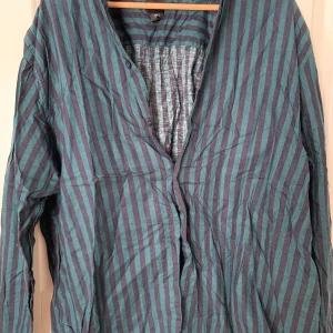 randig skjorta - en grön svart randig skjorta från H&m