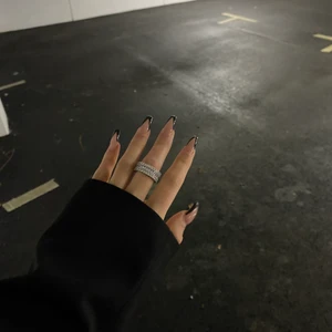 925 Sterling silver ring  - Hej babes🤍  Alla smycken är helt nya och oanvända. Allt är gjort av 925 Sterling silver vilket innebär att de inte byter färg efter ett tag som många smycket gör, så de blir inte gröna i duschen😍 Jag säljer endast äkta varor med kort väntetid. Vill ni ha ert smycke som en present, paketerat i en vacker box? Kontakta mig för mer information. Frakten är inkluderat i priset och jag fraktar endast på vardagar. Fraktar endast spårbart med Postnord vilket innebär att ni kommer få ett kollinummer så att ni kan såra paketet efter ert köp🤍 Passa på att kolla in mina andra annonser. Om ni köper flera smycken på samma gång kan jag frakta de tillsammans. Fler bilder finns att få, tveka inte på att höra av er🤍 Edit: ringen går självklart hela vägen ner på fingret🤍