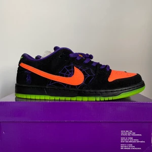 Nike SB Dunk Low Night of Mischief Halloween  - Nike SB Dunk Low Night of Mischief Halloween. Brand new. US 11.5/ EU 45.5. 4399kr. Meet up available in Stockholm. No trade/exchange.