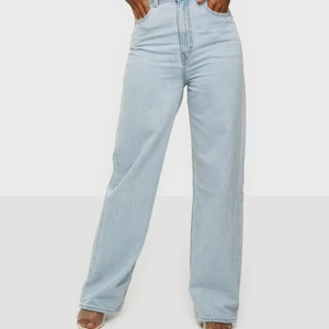 Levis Jeans - Ett par super populära blå jeans från Levis i modellen High Loose! Använda ett par gånger men aldrig tvättade, som nya! Köpta för 1249kr. Jag är 173cm✨