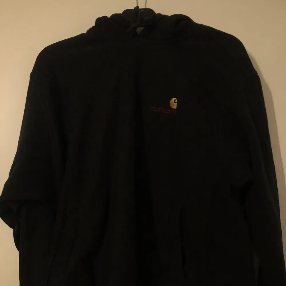 Svart hoodie från Carhartt! Köptes för ett år sen, och säljes pga för lite användning, köparen står för frakt<3. Hoodies.