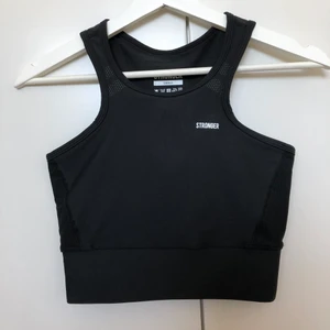 Stronger sport bh - Svart Sport bh från Stronger. Storlek S men den är liten i storleken, mer som XS. Oanvänd! Jag ansvarar inte för postens slarv. 