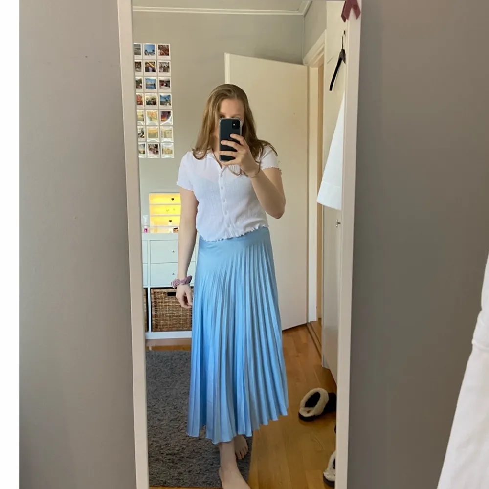 Ljusblå plisserad kjol från zara. Så härlig och somrig. Jag är 165 cm. Budgivning från 200kr. Fraktkostnad tillkommer.. Kjolar.