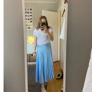 Plisserad kjol - Ljusblå plisserad kjol från zara. Så härlig och somrig. Jag är 165 cm. Budgivning från 200kr. Fraktkostnad tillkommer.