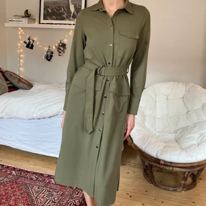 Klänning H&M strl 38 - Supercool och smickrande klänning från H&M strl 38. Ses på en lång strl 38 på bilden. 95% polyester, 5% elastan. Säljes då den inte kommer till användning längre. Mycket gott skick! Fler bilder kan ordnas vid intresse. 