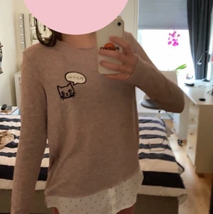 Söt tröja med kattdetaljer! - En fin tröja i fint skick, bara använd ett fåtal gånger. Den är i storlek 170 (barn) men i verkligheten är den större och går att töjas ut. Den är i ett hållbart material och tröjan har inte några revor eller slitningar m.m🤎