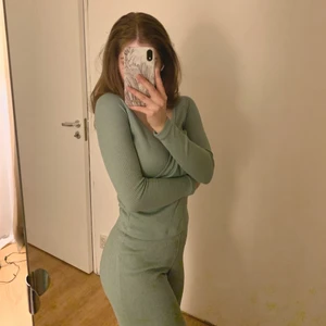 2st Mjukisset - ‼️FRAKT INKLUDERAD‼️ 2st mjukisset för 100kr i strl XS från Twilfit i otroligt skönt material och passform! Skulle snarare säga att de passar XXS/32 bättre än XS/34, men det är individuellt såklart. Jag är 165cm. Priset är för båda seten tillsammans då de är i använt skick, fler bilder skickas gärna vid förfrågan! 🥰