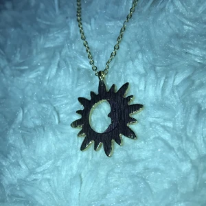 Guldigt sol-halsband  - Oanvändt sol-halsband i färgen guld. Frakten står man själv för. 