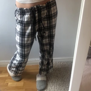 Rutiga pyjamasbyxor  - Pyjamasbyxor i fint skick. Slutsålda på hemsidan💕