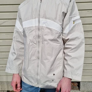 Vintage Nike jacka - En Vintage nike jacka i storleken M, lite små i ärmarna annars passar den bra.