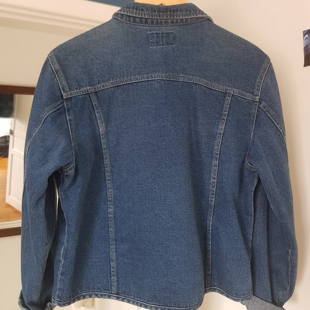 Supersnygg jeansjacka som jag gillar mycket! Vintage och köpt secondhand. I finfint skick, inga hål, inga knappar saknas och den är tålig. Använd ganska mycket av mig. Står strl L men jag uppskattar den mer som en xs-m, blir lite tajtare på en m tror jag! Säljer fler vintage jackor i min profil❤. Jackor.