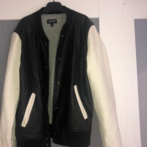 Jacka  - Bomberjacka/ varsityjacka från Topshop. Hela är i skinn!!💓💓