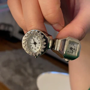 Klockring - Ringar med klockor i. Justerbara. Ej batteri i, så vet inte om du funkar fortfarande. Den fyrkantiga är såld!!!