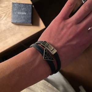 Prada Saffiano blått armband. Köpt i stockholm för 3050 i höstas. Använt 2/3 gånger. Kvitto och låda finns.