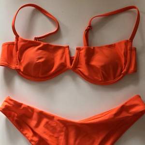 superfin orange bikini från shein💕 helt oanvänd och plastskyddet är kvar, storlek L! sitter bra på mig som ofta är M