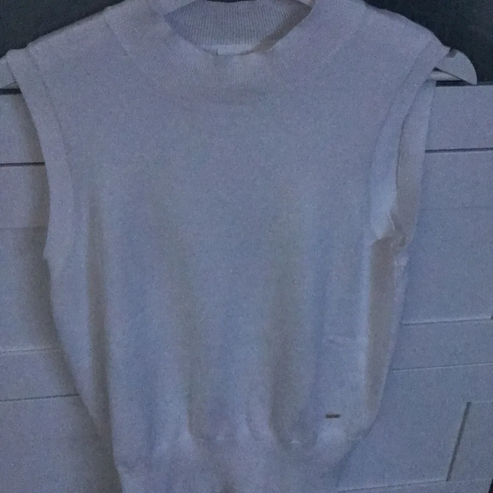 En vit väst från lindex. Snyggt att ha med en långärmad tröja under, säljer för att det inte kom till användning. Fraktar endast☺️. Tröjor & Koftor.