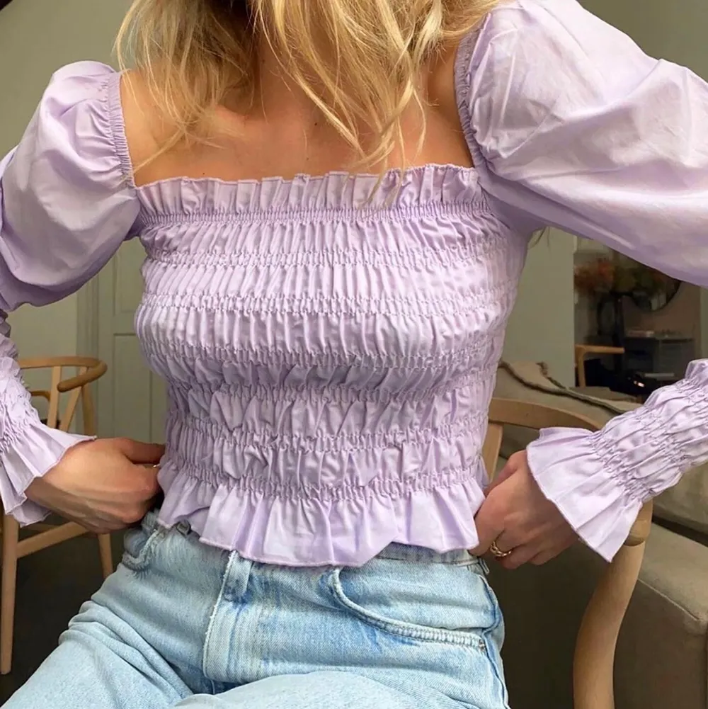 OBS lånade bilder! 💜 Säljer denna underbara slutsålda blus med rysch & puffärmar från Gina tricot i strl xs. Nyskick & perfekt till vår & sommar! Skriv för fler bilder m.m. Buda privat 🤝 vid frakt skickas den spårbart för 66kr. Blusar.