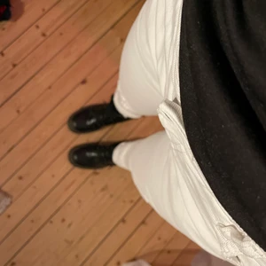 Boyfriend jeans - Lite åt loosefit hållet - skitsnygga vita jeans perfekt nu till sommarn med en snygg bränna. Dröm. Frågor? Hör av dig<3
