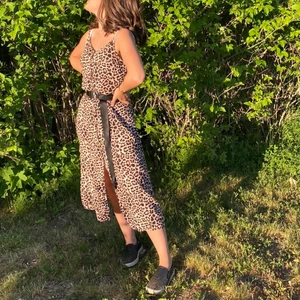 Klänning  - Superfin klänning (skärpet ingår ej). Kommentera för frågor och skriv för fler bilder💕 Pris går alltid att diskutera men frakten ingår ej!🦋