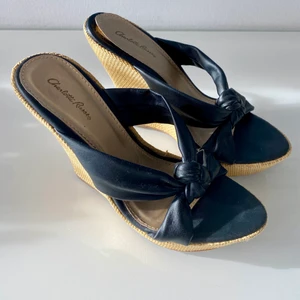 Supercoola platåskor!!! - Sommarens coolaste platåskor från Charlotte Russo, inköpta i USA. Felfria, endast använda 1 gång! 12 cm hög platå där bak. Säljer även ett par VITA likadana! Frakt tillkommer el kan mötas upp i Sollentuna C. 