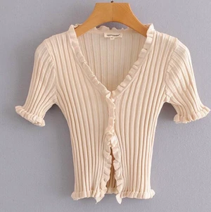 Aesthetic topp - Jätte snygg knappt använt topp. Den är beige och passar personer från S-L