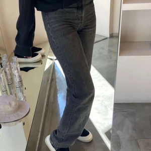 Gråa zara jeans  - Säljer dessa eftertraktade zara jeans som tyvärr är för små för mig. Hör av dig om du är intresserad!