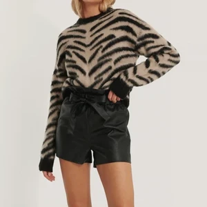 Nakd tröja - Säljer min jätte fina tröja från nakd som är i jätte fina skick. Kostar 499kr på hemsidan men säljer för 150kr+frakt. Priset kan diskuteras vid snabb affär💗 skriv privat om du vill ha fler bilder eller frågor.