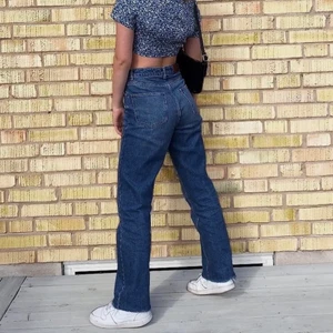 Nakd raka jeans - Säljer mina supersnygga blå raka byxor från NA-KD pågrund av att de är lite för stora för mig. De är i storlek 34 men jag skulle säga att de är mer som en 36. Har använt dom en fåtal gånger och de är i väldigt bra skick. Nypris är 500, mitt utgångspris är 150kr💕