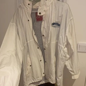 Snygg vindjacka - Super härlig vindjacka som tyvärr inte kommer till användning längre, vid flera intresserade blir det budgivning 💓 Strl S men är oversized så strl M-L oxå