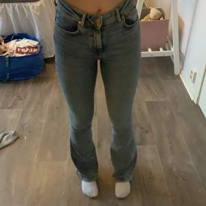 Bootcut jeans från bikbok använda ett fåtal gånger då jag köpte fel storlek! 💕jag är 172/173 & köparen står för frakt!