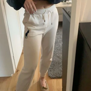 Ralph lauren mysbyxor - Vita mysbyxor med en fickor framtill och en ficka bak. Dom e super sköna i ett super skönt material. Dom är stl M barnstl (kill) men jag som är en xs sitter dom super bra!