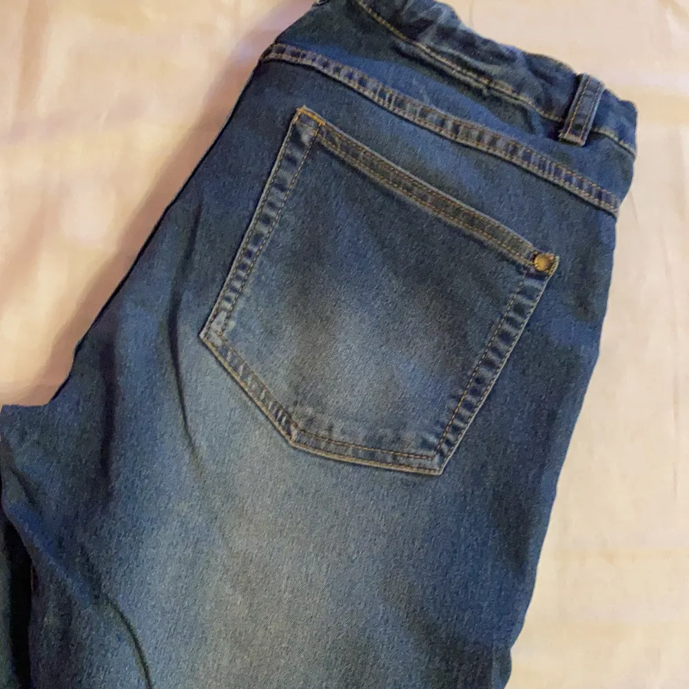 Fina blåa jeans som formar sig efter kroppen riktigt fint. Finns remsor på insidan för att justera midjan utefter din bekvämlighet. Kan levereras, ni står för leveranskostnaden. Priset kan diskuteras.. Jeans & Byxor.