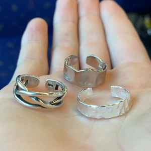 Ringar - Säljer tre stycken oanvända ringar, alla är justerbara så dom passar alla! Priset är 95kr styck eller 250kr för alla tre. Jag bjuder på frakten🤓😇