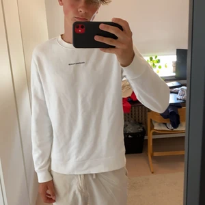 Sandro Tröja - Sandro sweatshirt i vit, sparsamt använd. Liten fläck som knappt är synbar men annars i fint skick. Nypris 1399, mitt pris 499