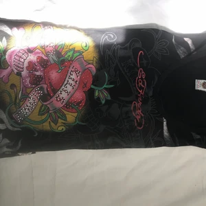 Ed hardy linne - Superfint edhardy linne. Köpt secondhand och har själv sytt in det (så det är inte perfekt) men finns möjlighet att man själv kan sprätta upp ifall man önskar att göra det. Storlek XL men insydd efter min kropp som är en xs.Budgivning ifall många är intresserade