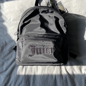 Juicy Couture Backpack  - asball väska från Juicy (äkta) i perfekt storlek. köptes för två år sedan på ASOS, sen dess har den legat i garderoben. lappen är fortfarande på. slutsålt på hemsidan, nypris 900kr 🖤