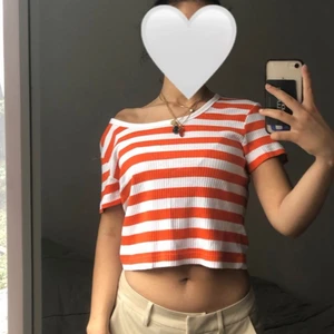 Weekday topp - Säljer min Weekday topp i storlek L! Den passar alla från XS till L beroende på vilken passform man är ute efter. Knappt använd. Buda i kommentarerna 🤍 Skriv gärna om ni har frågor