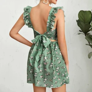 Blommig klänning - Jag säljer denna super super söta klänning,, den passade inte riktigt på mig & därför väljer jag att sälja den🤍 Klänning är från SHEIN och passformen är normal☺️ Där bak går att knyta hur som, beror på hur man vill att den ska sitta. Hör av er om ni är intresserade/vid frågor/vill ha fler bilder. Köparen står för frakten☺️🤍