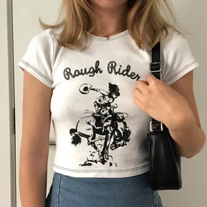 Brandy Melville tröja - Vit tröja från Brandy Melville med cowboy tryck ”Rough Rider” 💕🤠 Knappt använd! Storleken är one size och passar mig som är XS 🌼