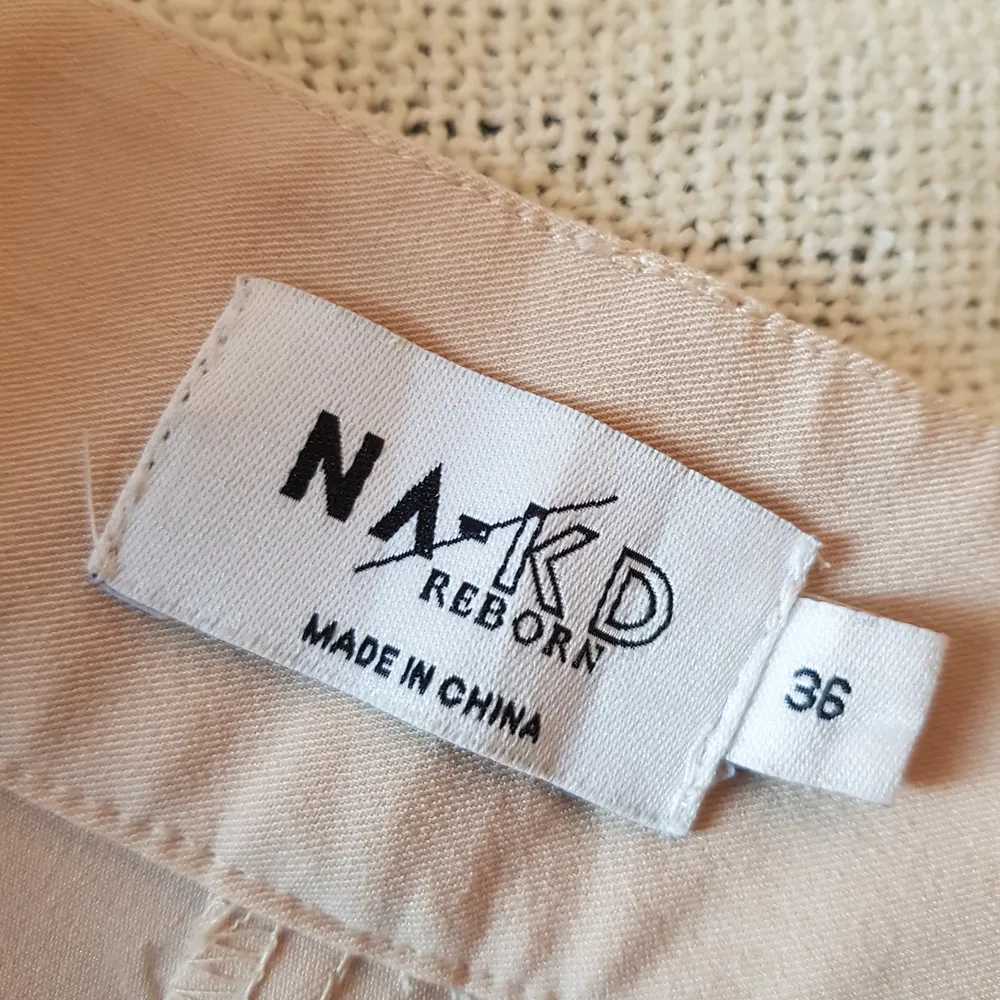 Supersnygga högmidjade kostymbyxor från Na-kd i storlek 36. Använda ett par gånger, men är lite stora på mig så tänker att de förtjänar ett bättre hem! 🌻 Nypris ca 400:-. Jeans & Byxor.